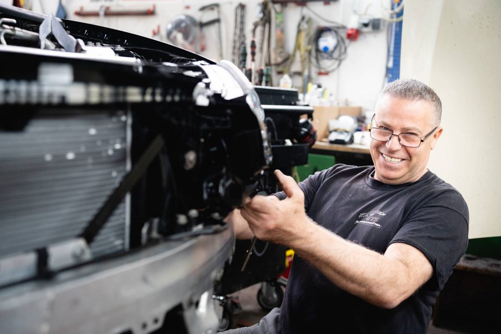 GTS Schadenzentrum Berlin Kfz Werkstatt Karosseriebauer gesucht - Mitarbeiter bei der Demontage von Fahrzeugteilen